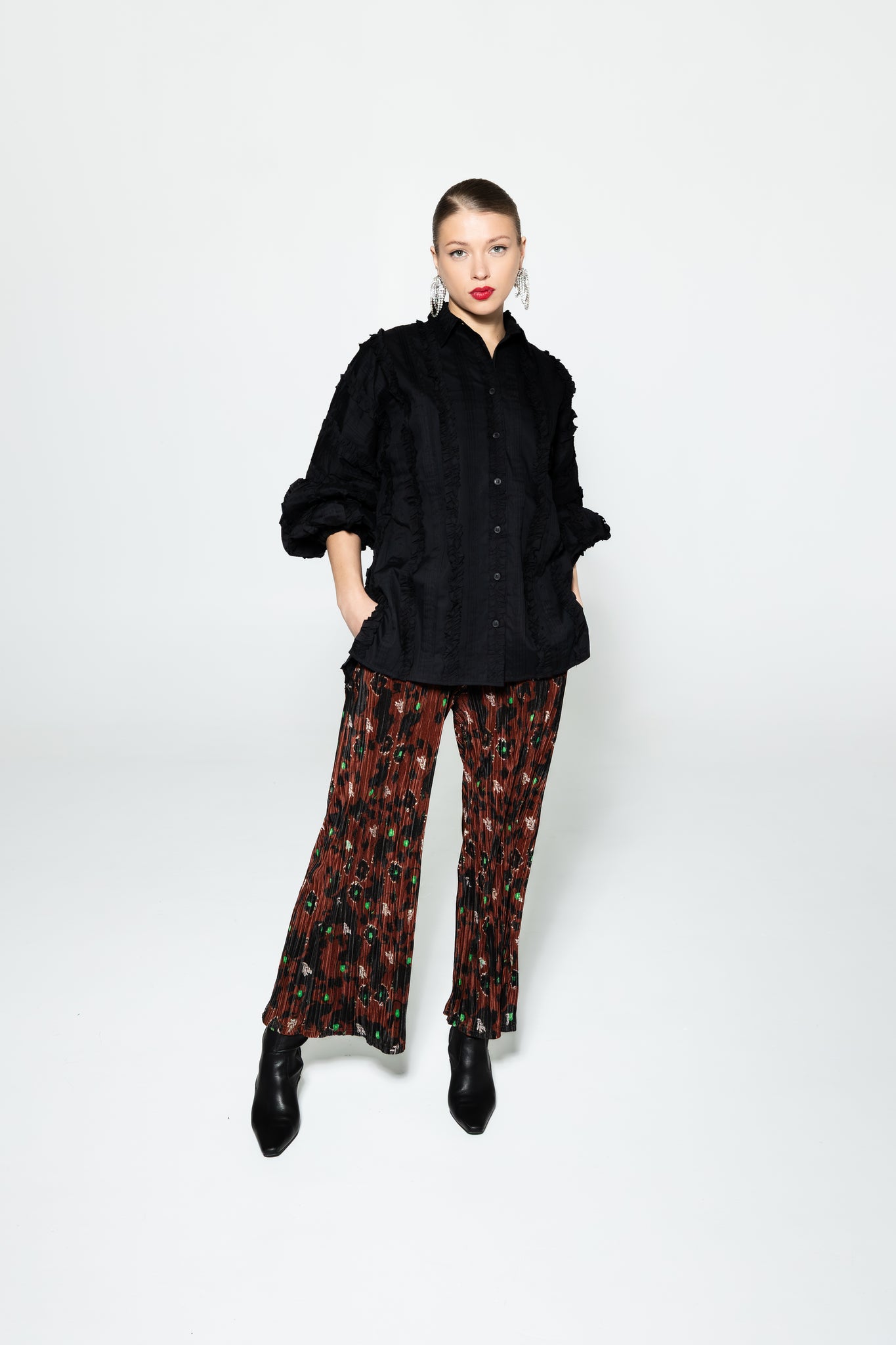 FLORA Ruffled shirt/ no 2 in black