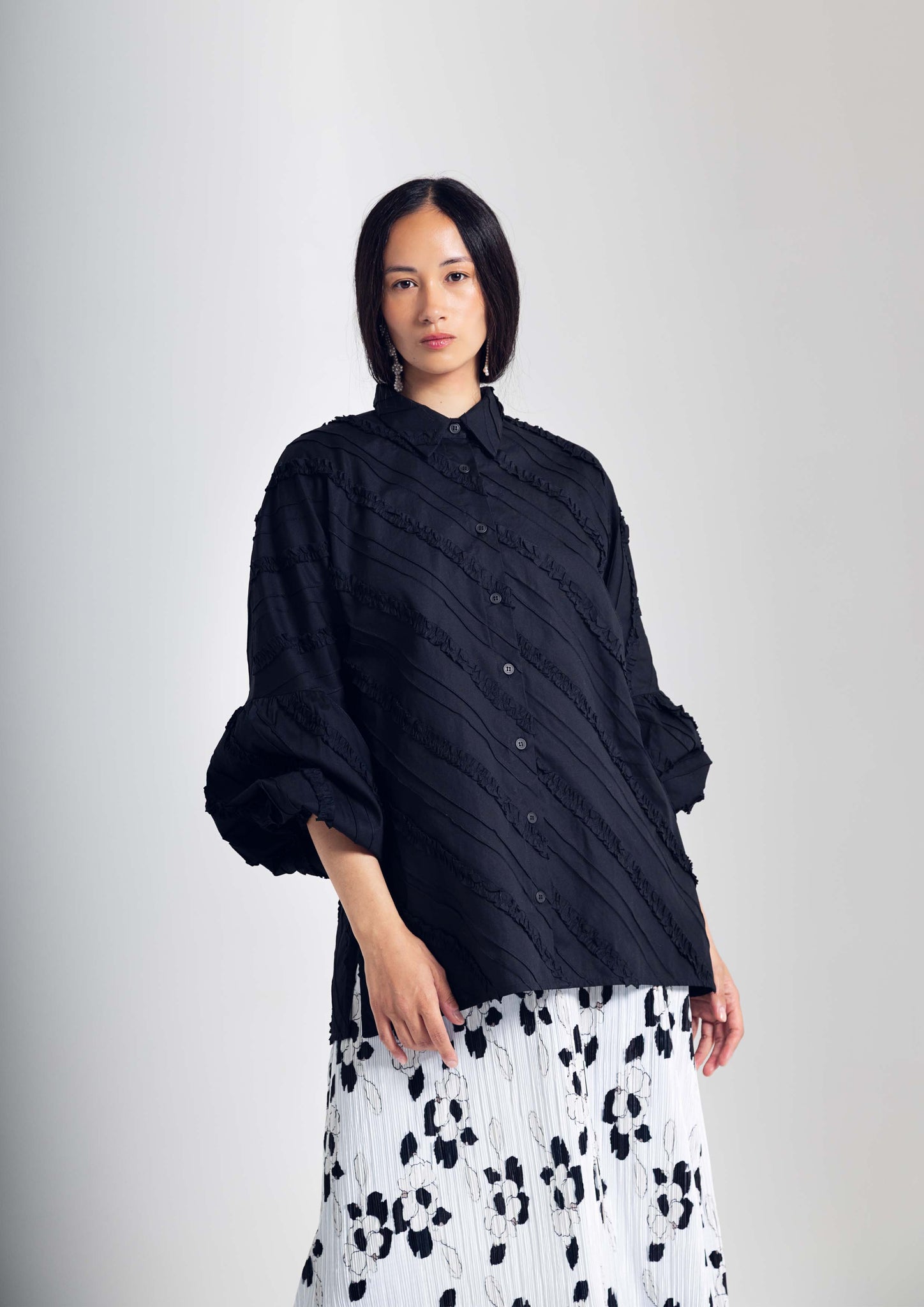 FLORA Ruffled shirt/ no 1 in black
