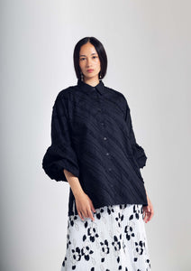 FLORA Ruffled shirt/ no 1 in black
