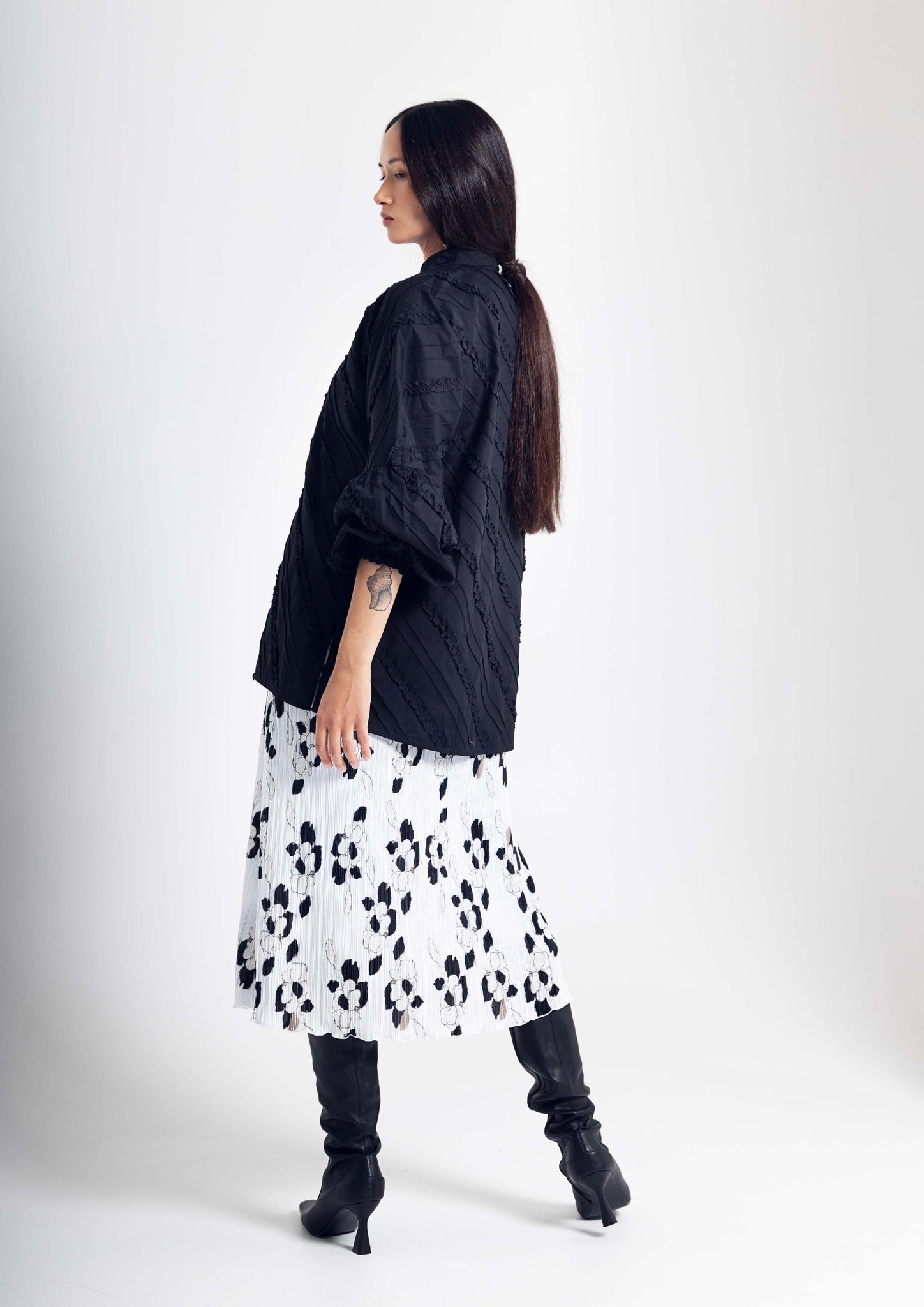 FLORA Ruffled shirt/ no 1 in black