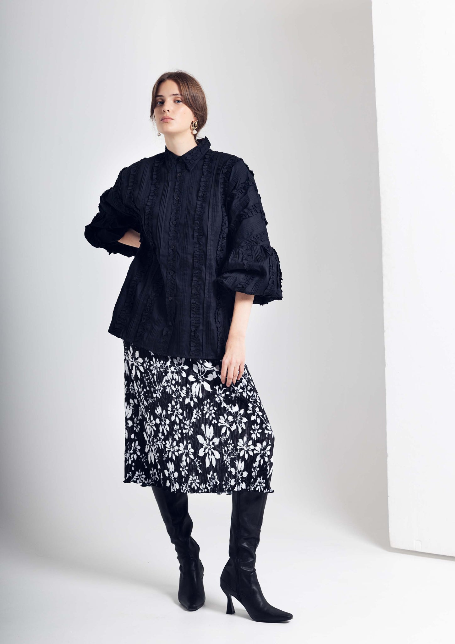 FLORA Ruffled shirt/ no 2 in black
