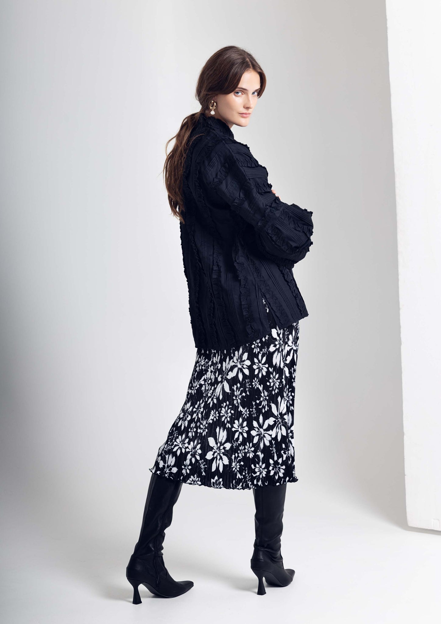 FLORA Ruffled shirt/ no 2 in black